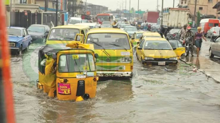 Panic As Heavy Rain Causes Flooding, Submerges Houses in Lagos